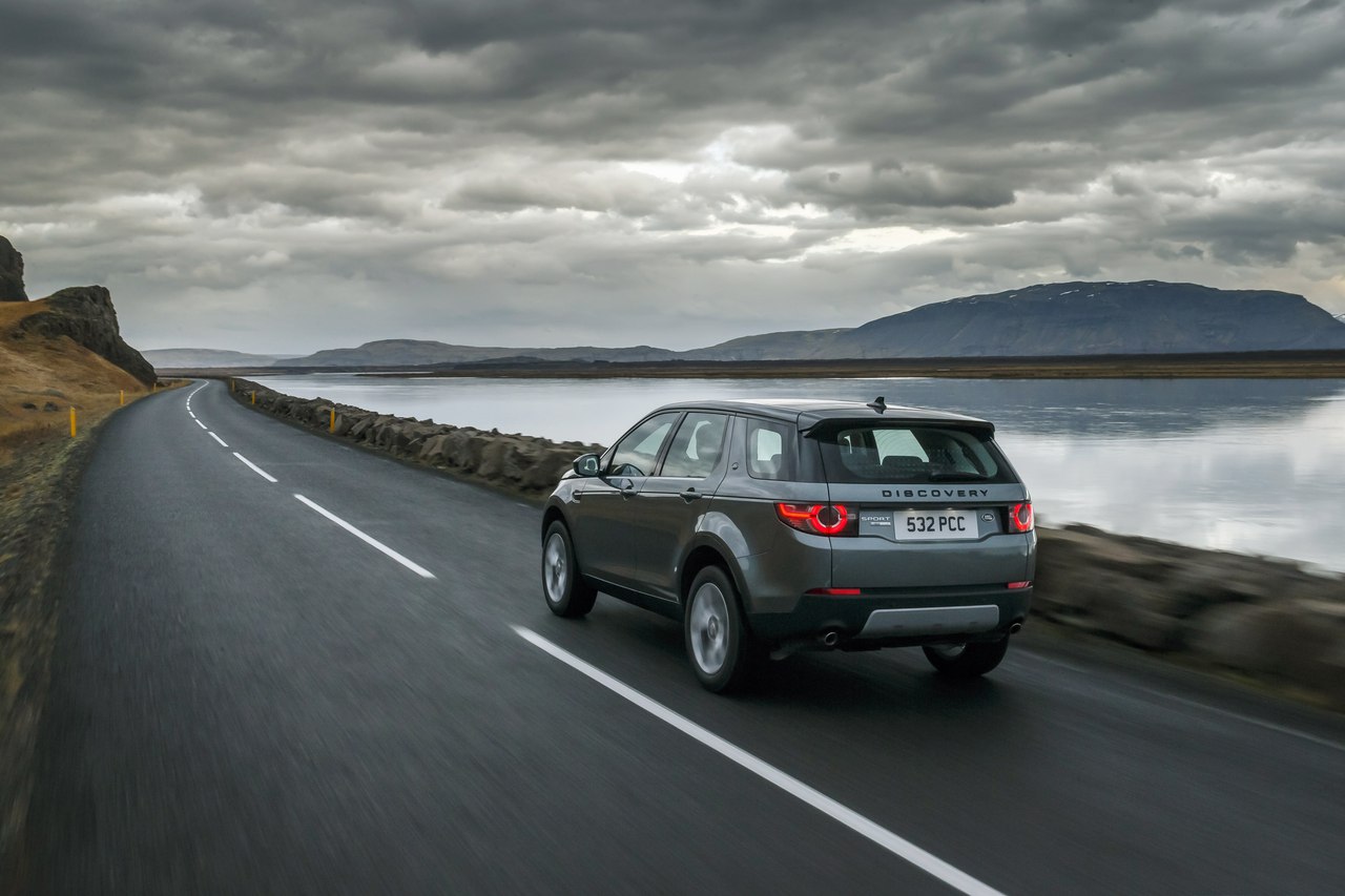 Land Rover Discovery Sport на архивной фотографии с сайта
